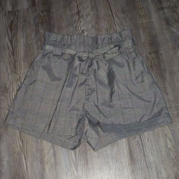 French Kiss gray elastic ruffle waisted shorts with belt - Picture 1 of 5